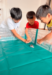 Enfants jouant avec leur hamster dans le parc à hamster Omlet.