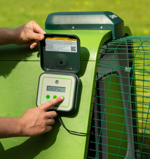 Gros plan du boîtier de contrôle de la porte automatique en cours de programmation