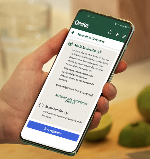 Omlet écran d'application sur un téléphone montrant l'état d'une porte automatique