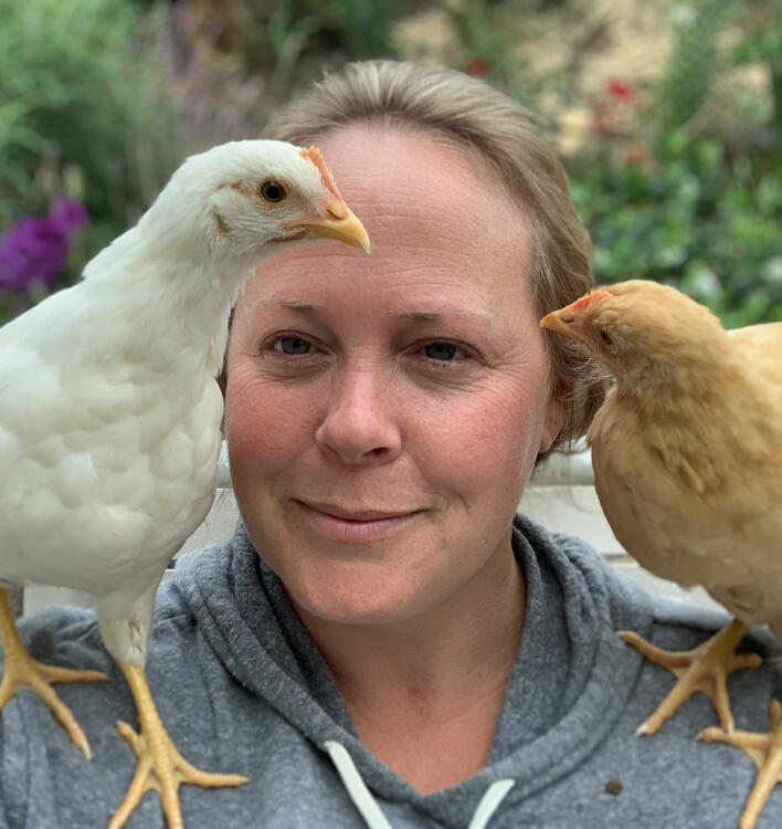 Rynell Nunez avec deux de ses poules