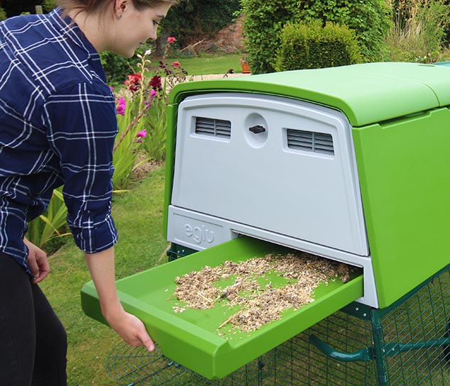 Emptying_the_Eglu_Cubes_dropping_tray